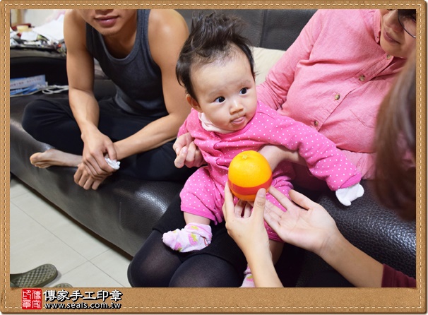 剃胎毛、滿月剃頭、嬰兒剃頭、嬰兒理髮、嬰兒剃髮、嬰兒剃胎毛、嬰兒滿月剃頭、寶寶剃頭、剃胎毛儀式、剃胎毛吉祥話、滿月剃頭儀式、滿月剃頭吉祥話、寶寶剃胎毛、寶寶滿月剃頭理髮、 台中大肚區剃胎毛、台中大肚區滿月剃頭、 台中大肚區嬰兒剃頭剃胎毛、台中大肚區嬰兒理髮、台中大肚區嬰兒剃髮、施寶寶(台中大肚區到府嬰兒寶寶滿月剃頭理髮、免費到府嬰兒剃胎毛儀式吉祥話)。到府剃頭剃胎毛主持、專業拍照、DVD光碟、證書。★購買「臍帶章、肚臍章、胎毛筆刷印章」贈送：剃頭、收涎、抓周，三選一。2015.12.24 照片7